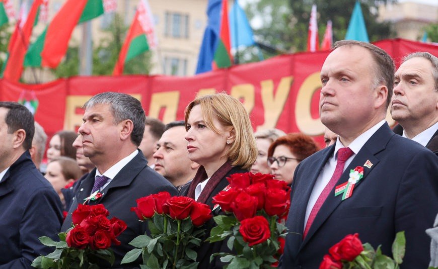 Александр Турчин принял участие в церемонии возложения венков и цветов к монументу Победы