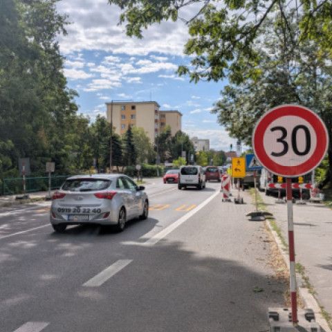 Začína sa oprava chodníkov pri Lidli