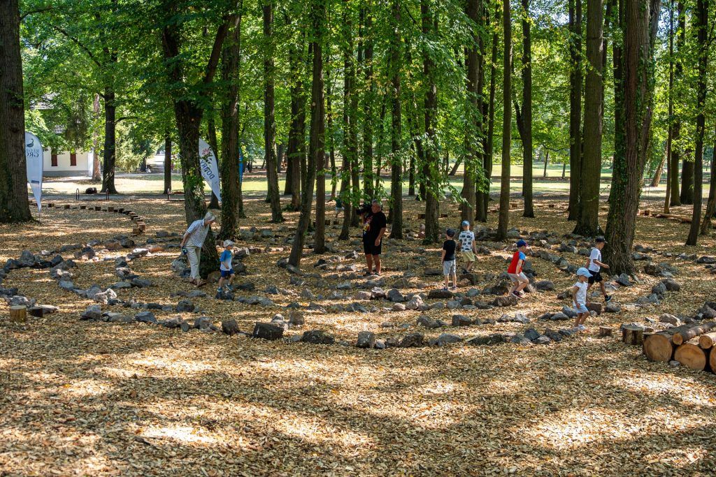 V PARKU V ŽIARI NAD HRONOM PRIBUDLO ZÁŽITKOVÉ BLUDISKO