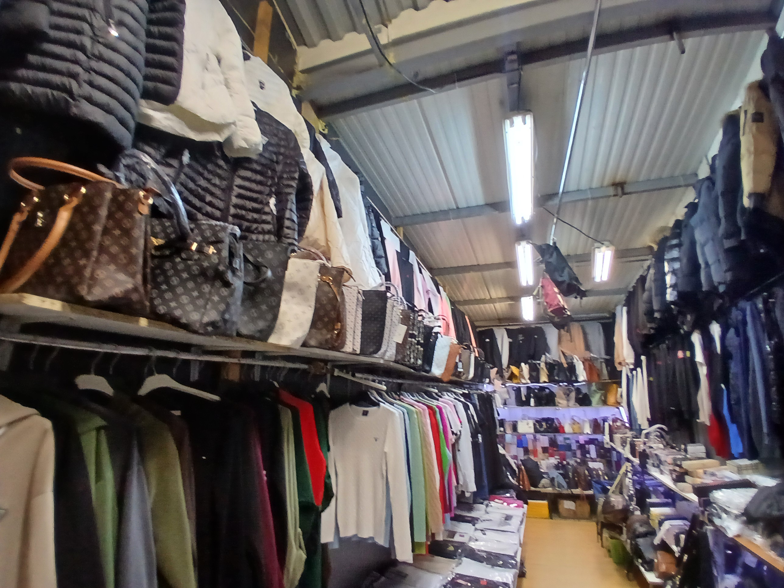 Pražští celníci odhalili padělky za téměř deset milionů