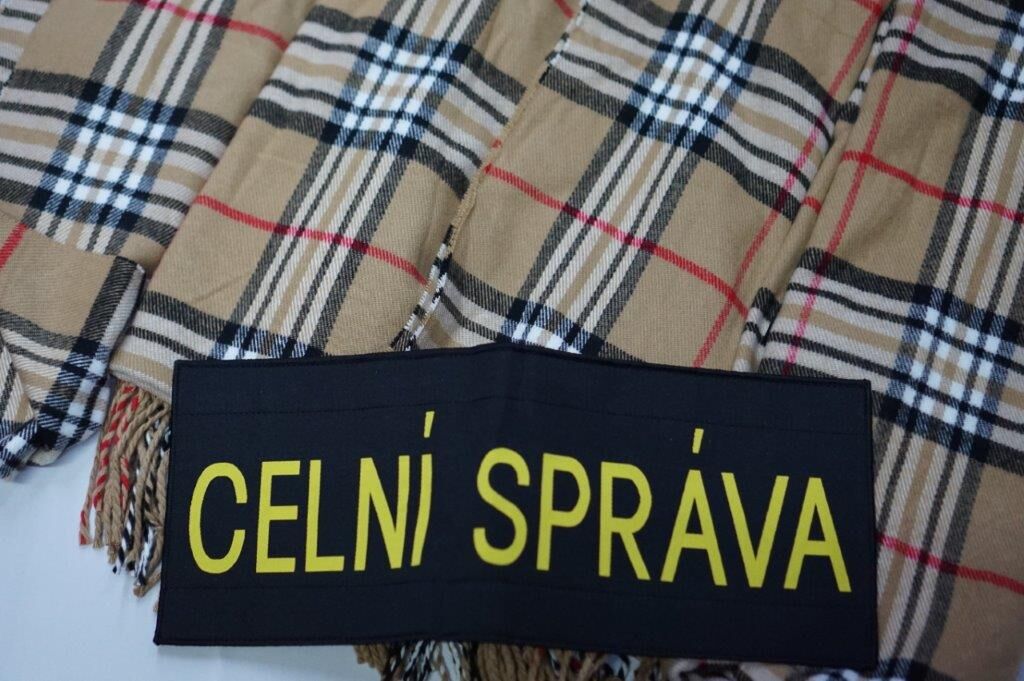Celníci zadrželi na Královéhradecku téměř tři stovky výrobků pro podezření z porušení práv duševního vlastnictví