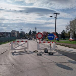 Asfaltovanie vozovky na Svätoplukovej pokračuje