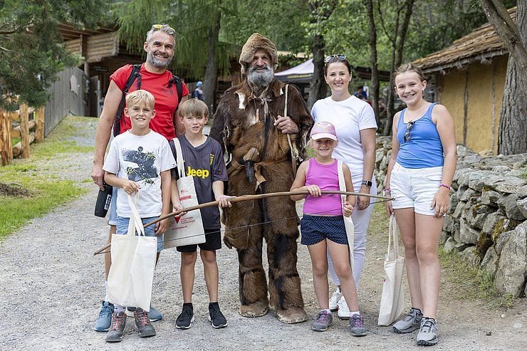 Gelungenes Familienfest im Ötzi-Dorf & Greifvogelpark Umhausen
