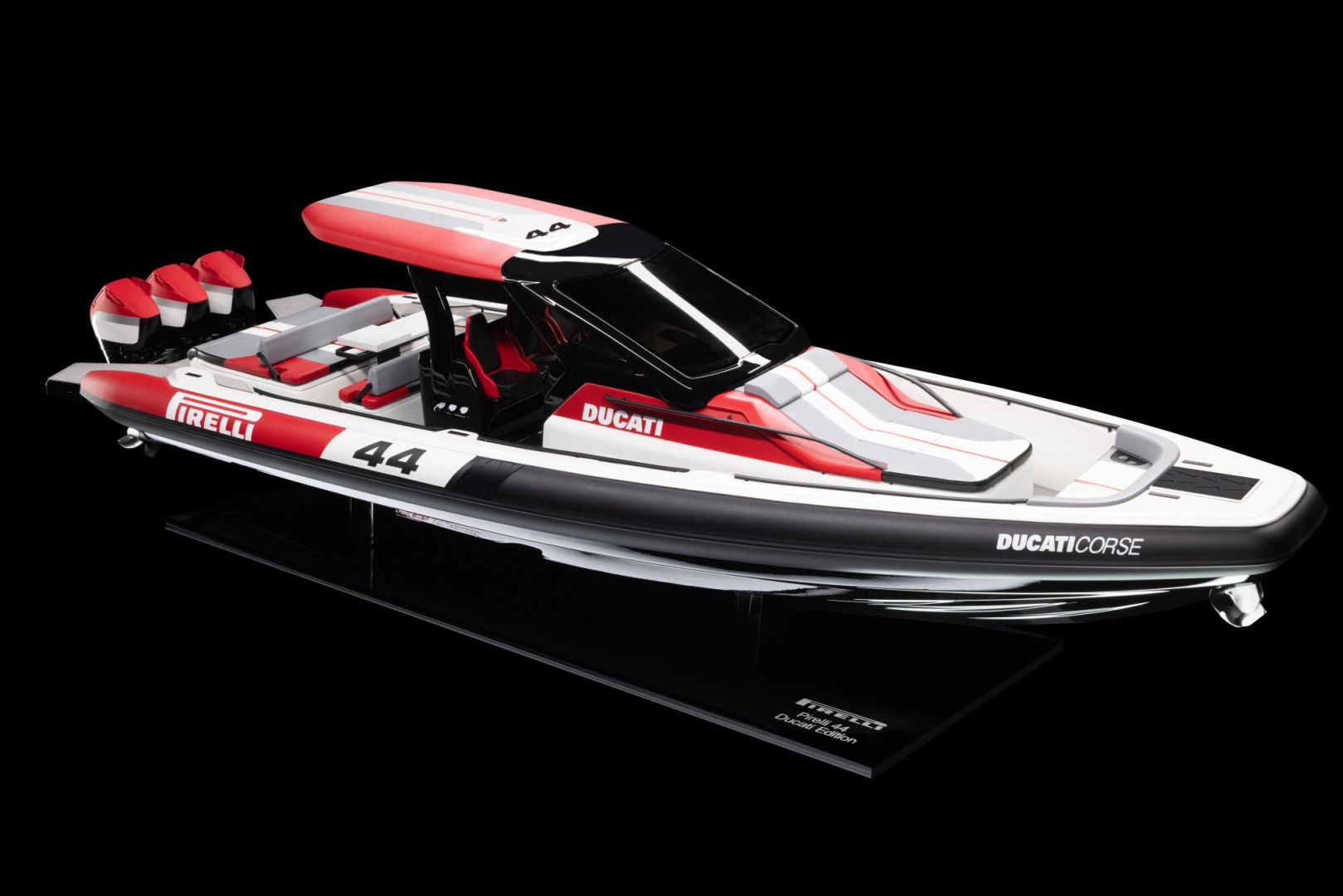 High performance and sporty character: Ducati's values ​​make their debut in the nautical world with the PIRELLI 44 | Ducati Edition