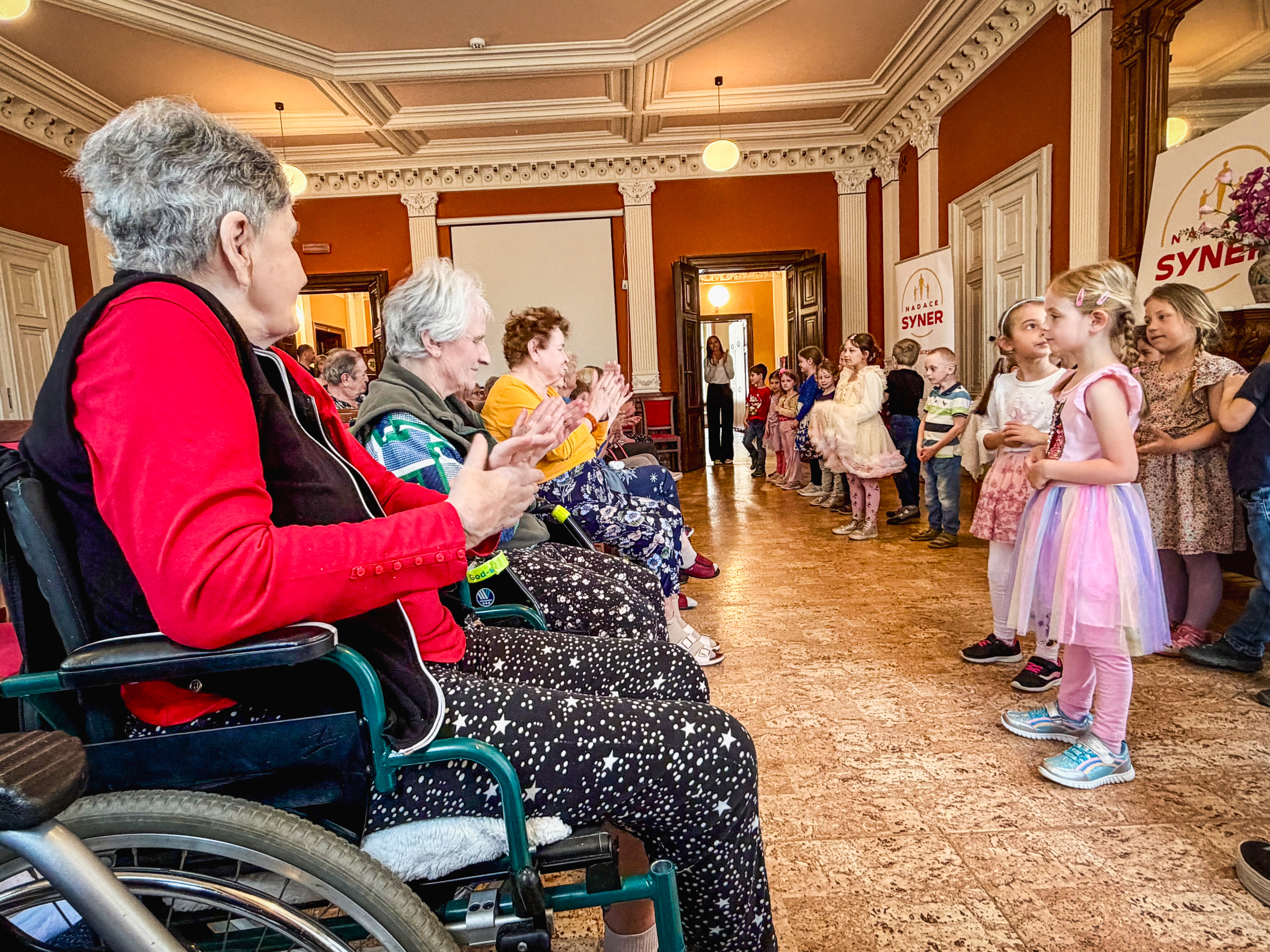 Dojetí, slzy i smích: Senioři v Českém Dubu slavili Den matek s dětmi