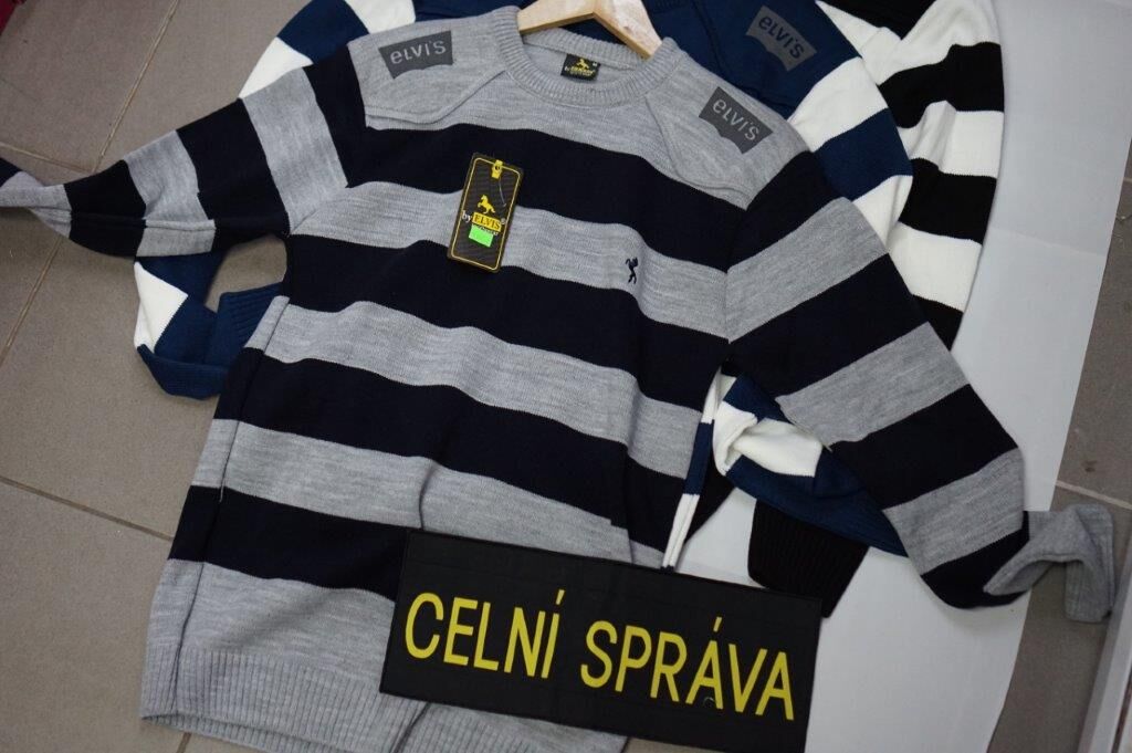 Celníci zadrželi na Královéhradecku téměř tři stovky výrobků pro podezření z porušení práv duševního vlastnictví