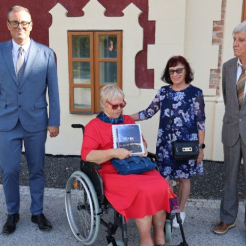 Slávnostné zastupiteľstvo vzdalo poctu Jánovi Petrovi a Miloslavovi Chomovi