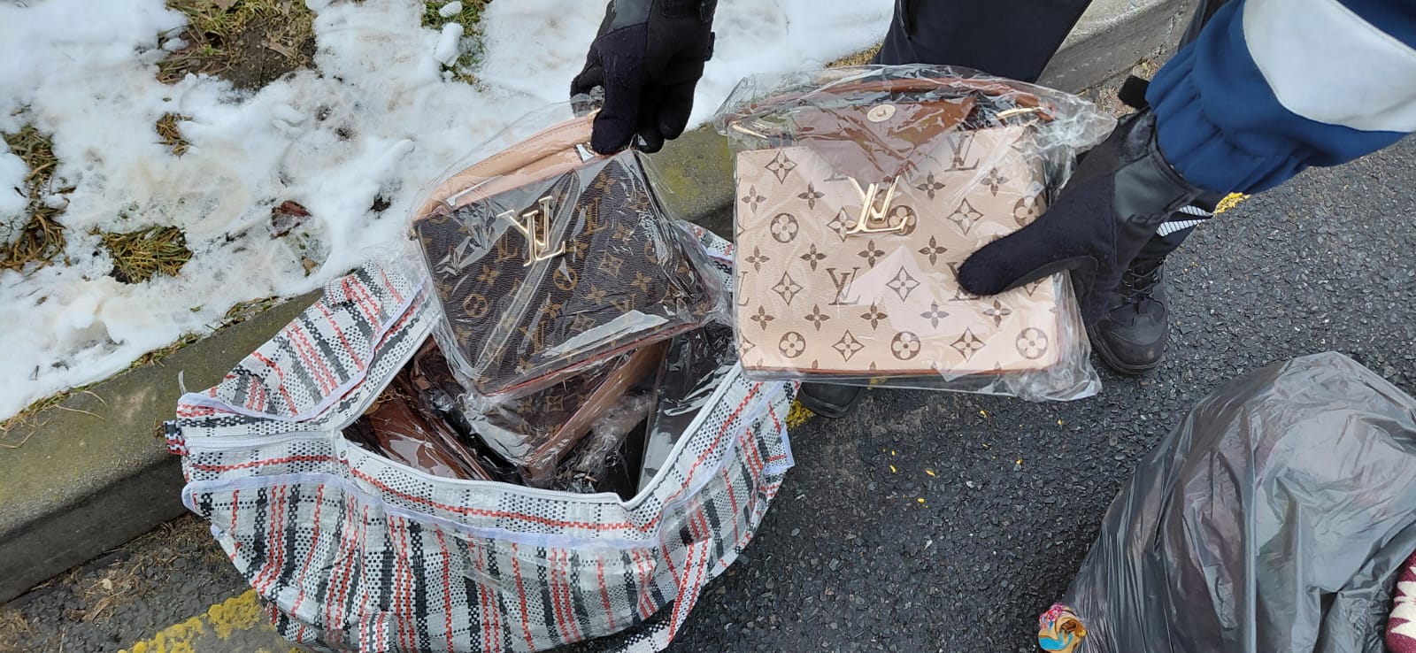 Hlídka středočeských celníků zadržela zboží porušující práva duševního vlastnictví v hodnotě originálů za 11 milionů korun