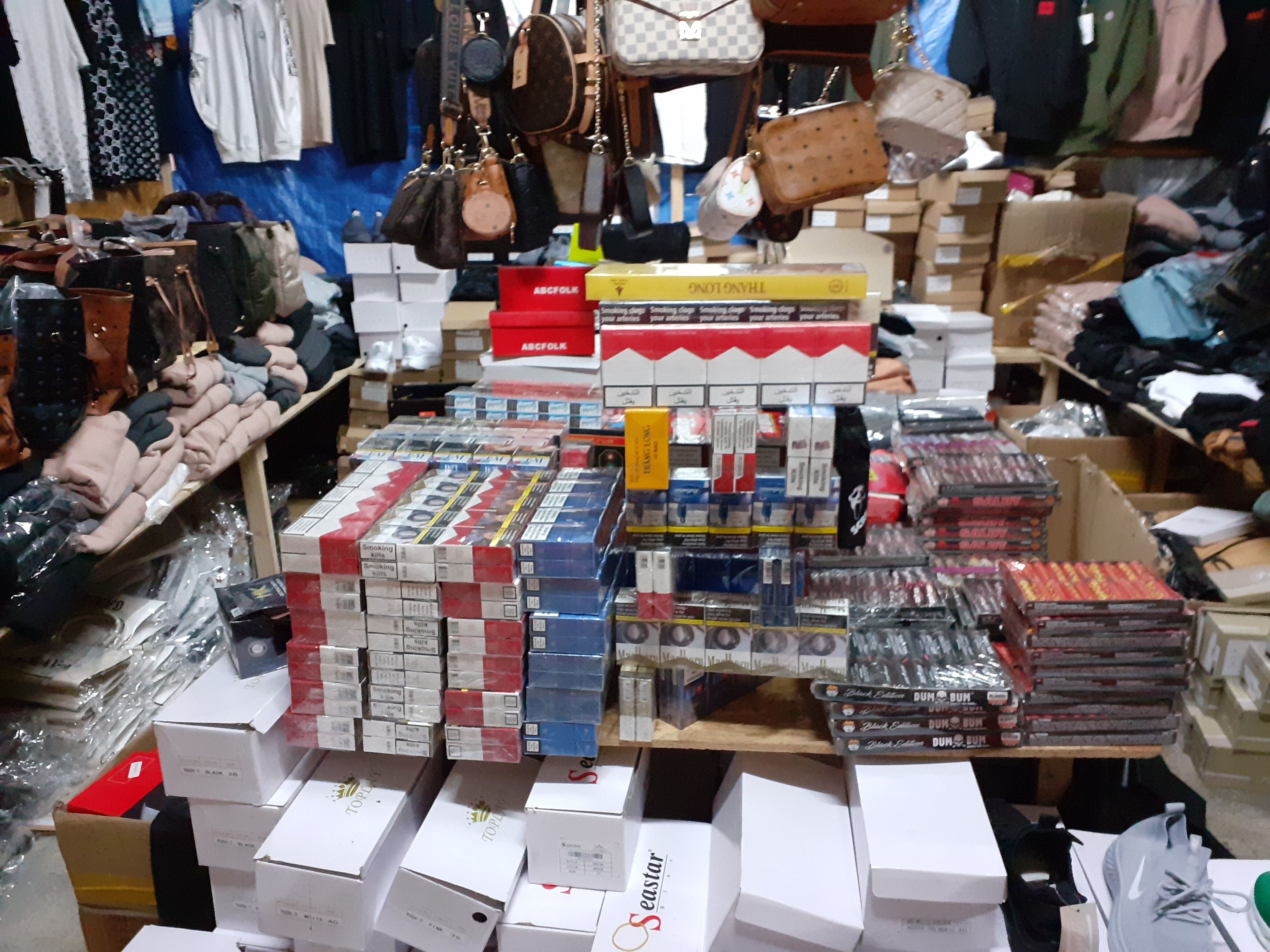 Napodobeniny zboží i neznačené cigarety v celkové hodnotě převyšující 70 milionů korun