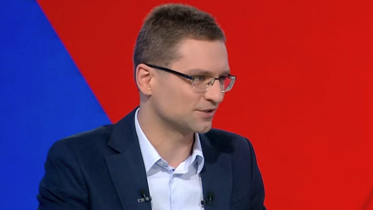 Rząd cały czas może obniżyć ceny paliw. Ale tego nie robi