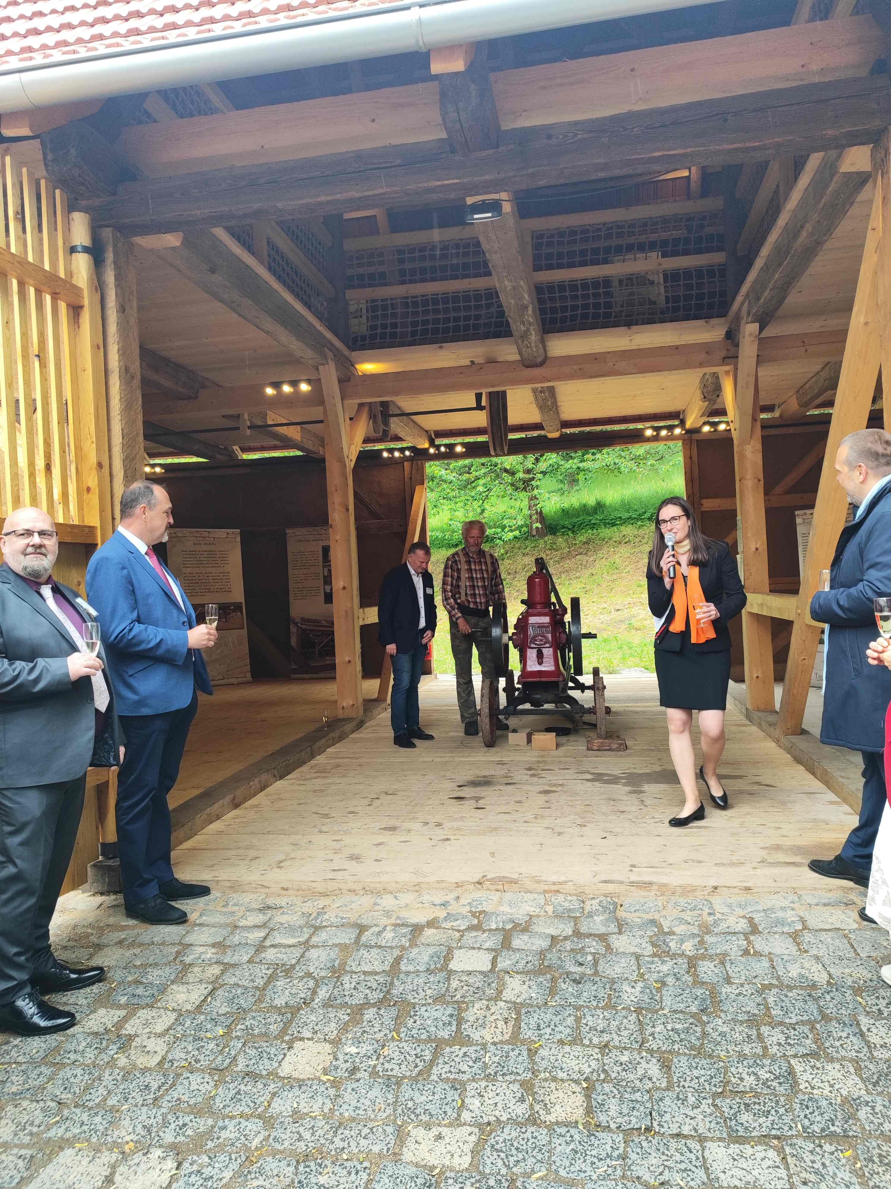 Stodola ze Zadní Lhoty u Těchlovic se otevírá veřejnosti