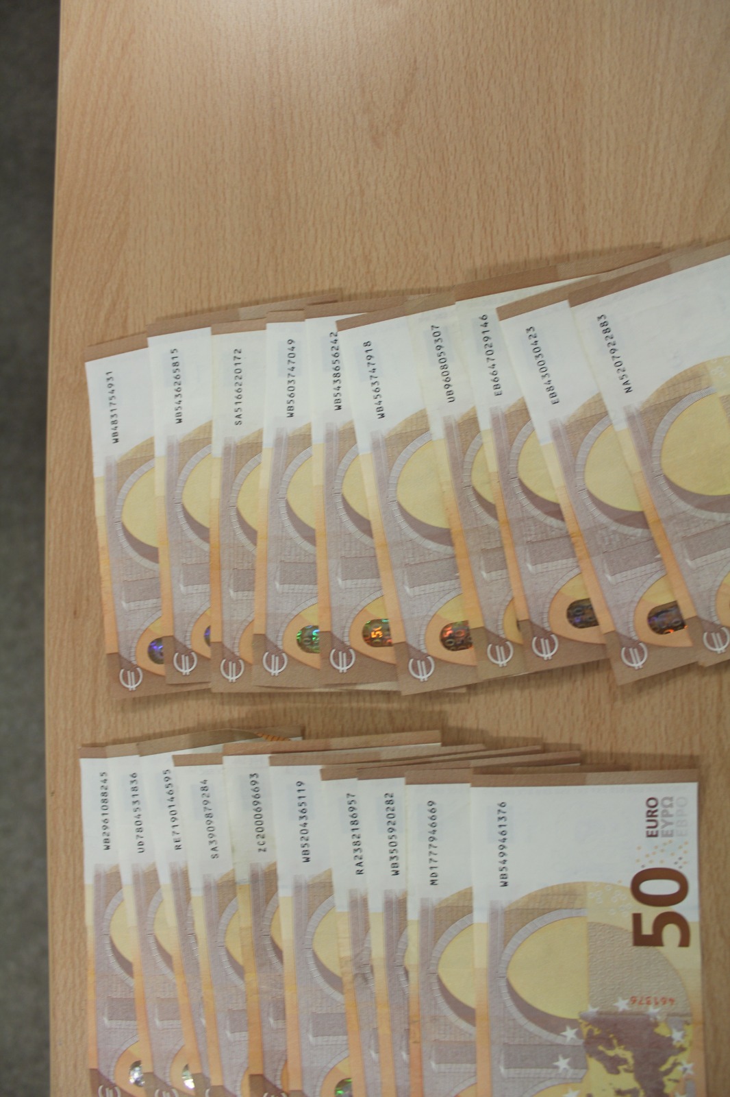 Pražští celníci objevili nepřiznaných 70.000 EUR v autě cizího státního příslušníka