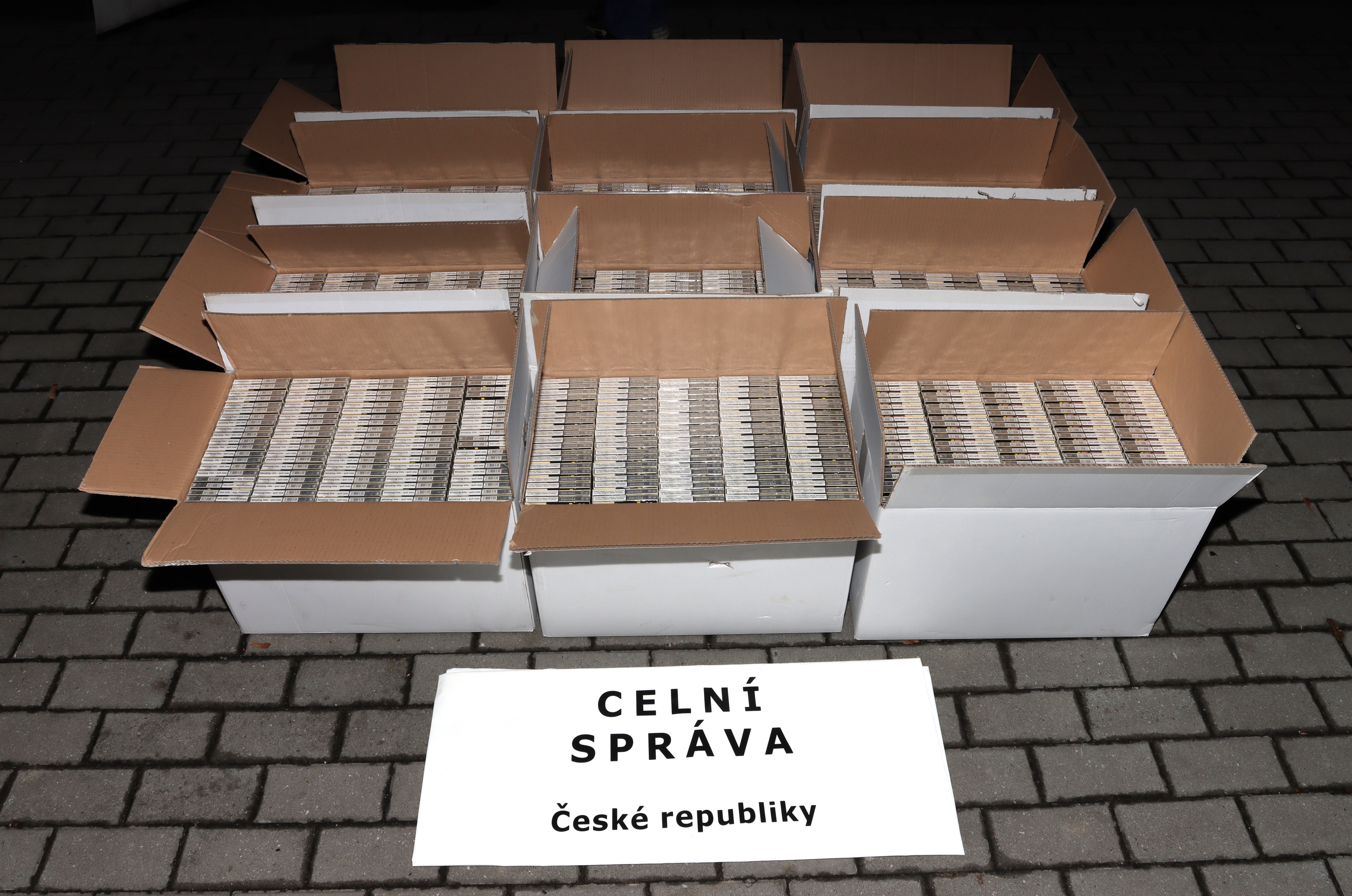 Cizinec pašoval 120 tisíc cigaret, celníci jej doprovodili do cely předběžného zadržení