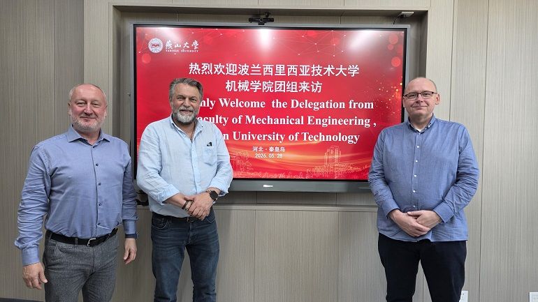 Pierwsi inżynierowie w Yanshan University z programu 4+0