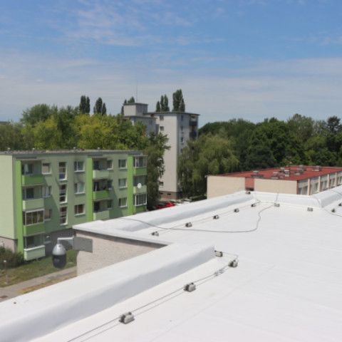 Bytovka na Hurbanovej pod novou strechou