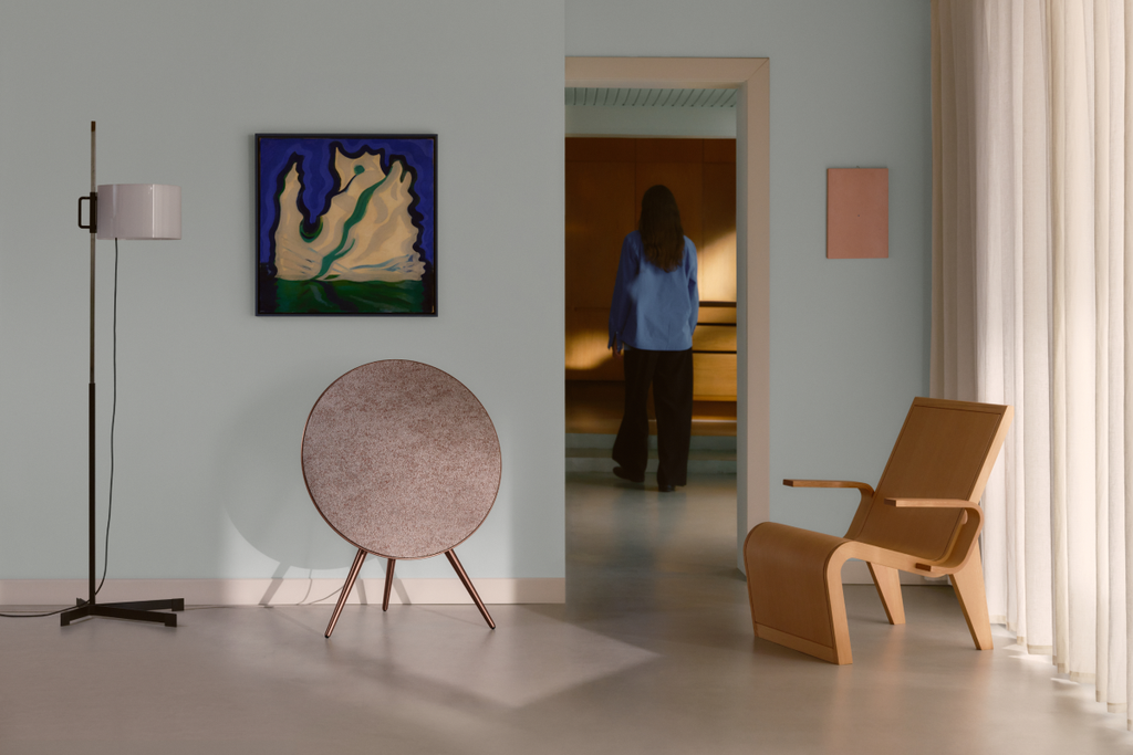 BANG & OLUFSEN ПРЕДСТАВЯ BEOSOUND A9 В ЦВЯТ SIENNA BROWN С НОВА ПЕРСОНАЛИЗИРАНА ДАМАСКА WOOLSCAPE ОТ KVADRAT