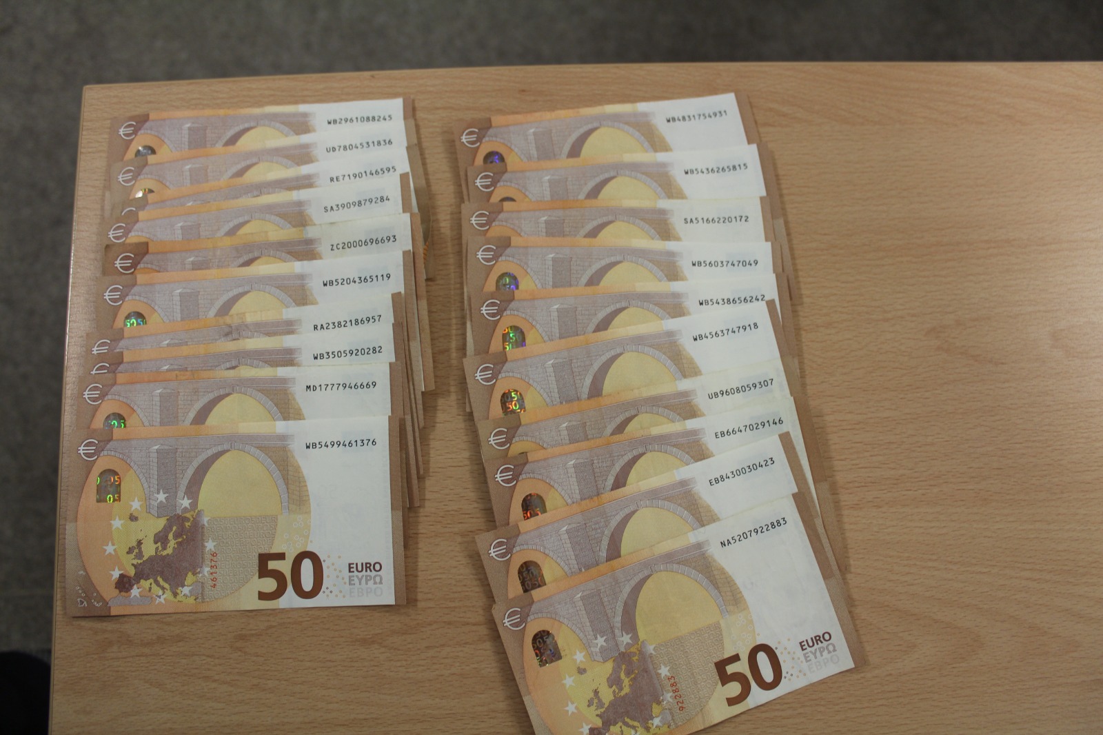 Pražští celníci objevili nepřiznaných 70.000 EUR v autě cizího státního příslušníka