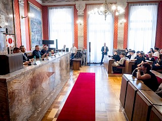 Predseda vlády SR Robert Fico diskutoval so študentmi v Ružomberku
