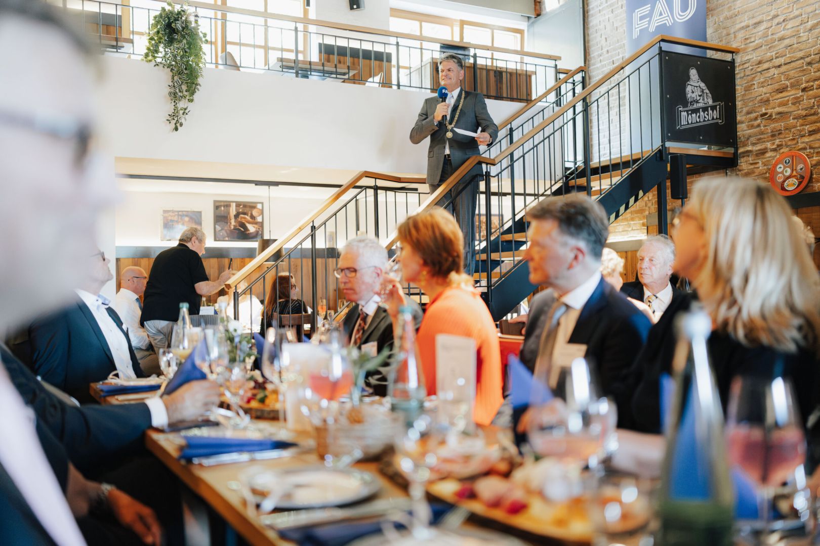 Alumni im Mittelpunkt: Erfolge feiern – Generationen verbinden.
