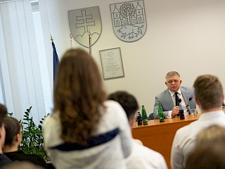 Robert Fico diskutoval so študentmi v Malackách