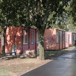 K plotu okolo bungalovov na Slnečných jazerách