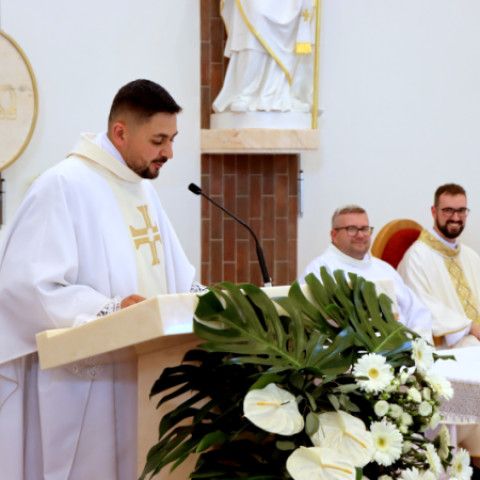 Novokňaz Jakub Jurkovič slávil v Senici primičnú svätú omšu