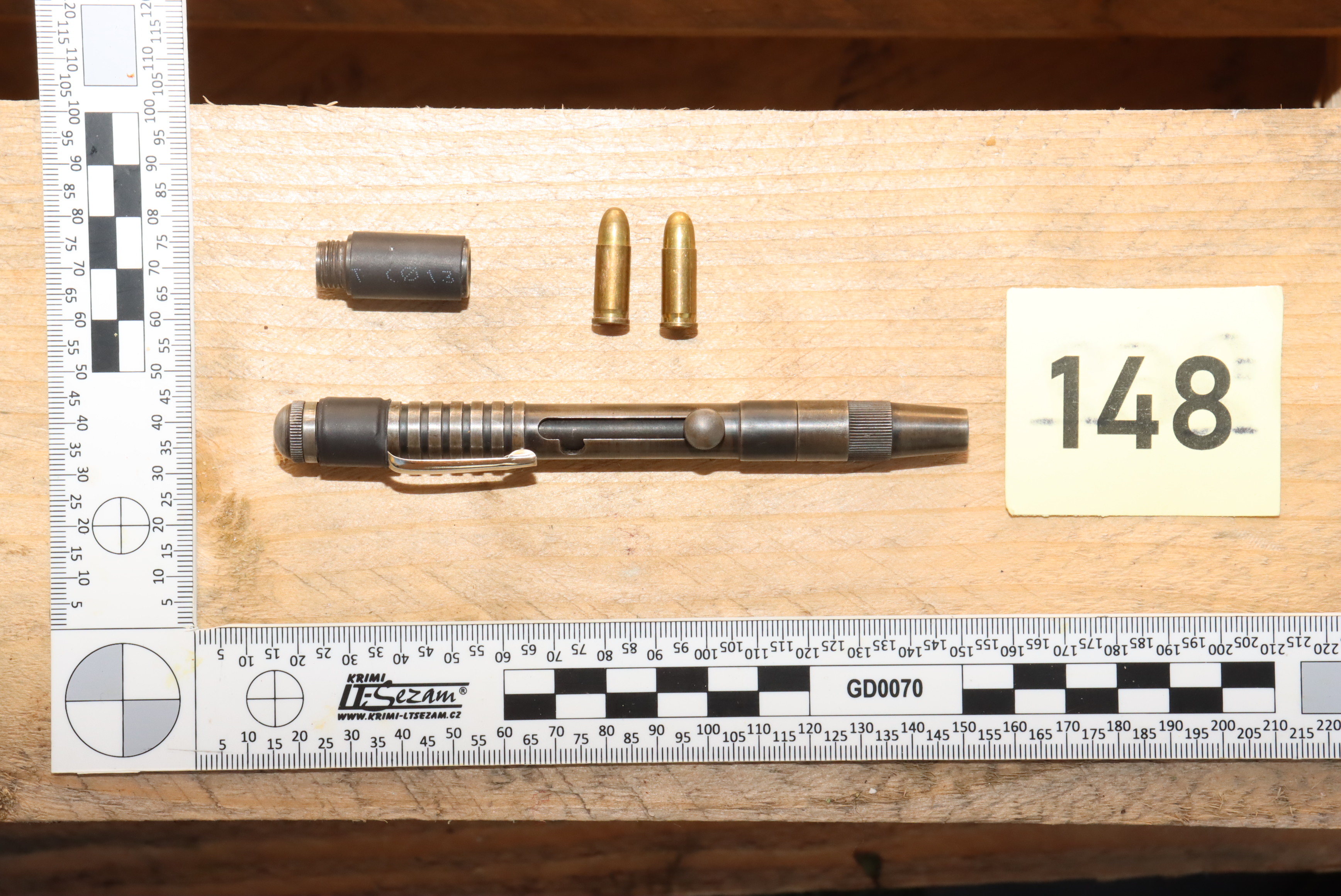 Celníci při razii v Jihomoravském kraji našli drogy, zakázané střelné pero a kradená elektrokola za milion korun