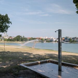 K plotu okolo bungalovov na Slnečných jazerách