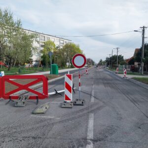 Asfaltovanie vozovky na Svätoplukovej pokračuje
