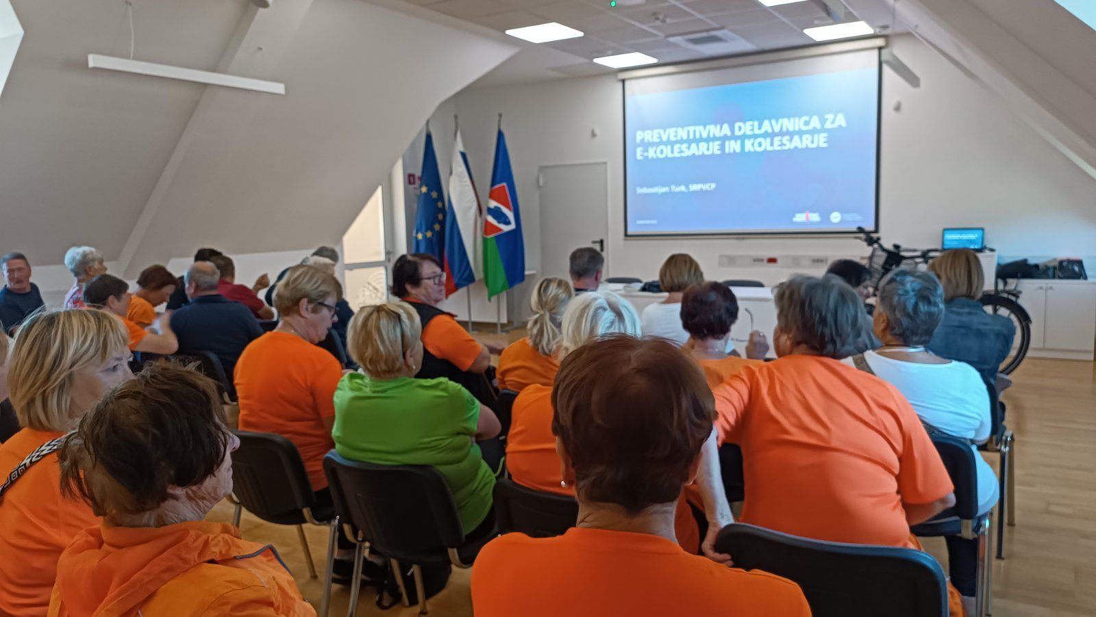 V Ribnici preventivna delavnica za starejše kolesarje in e-kolesarje