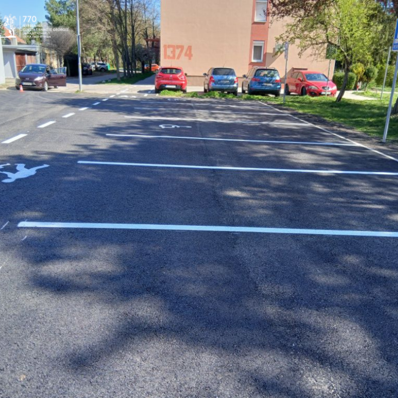 Elkészültek és már használatban az új parkolóhelyek a Rózsa ligetben