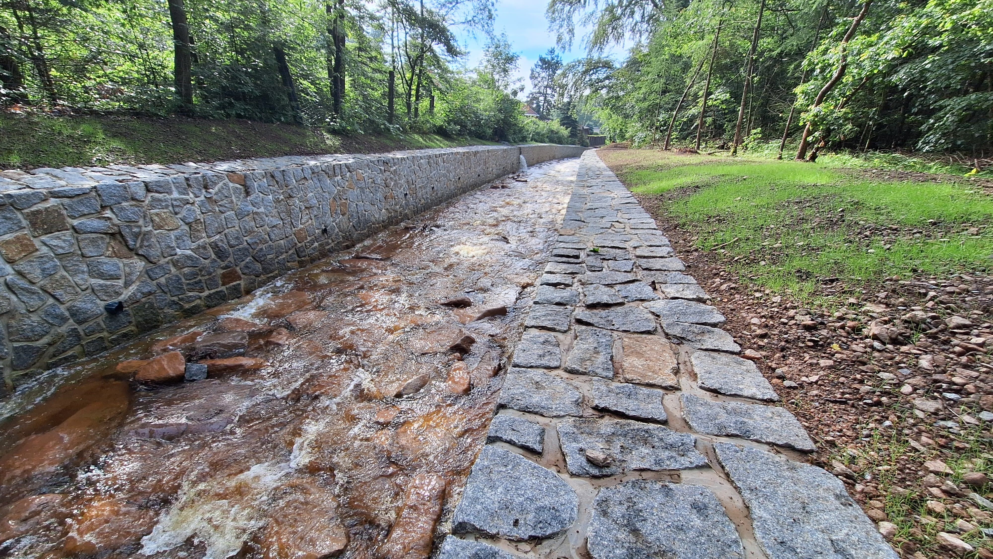 Opevňujeme koryto řeky Bystřice