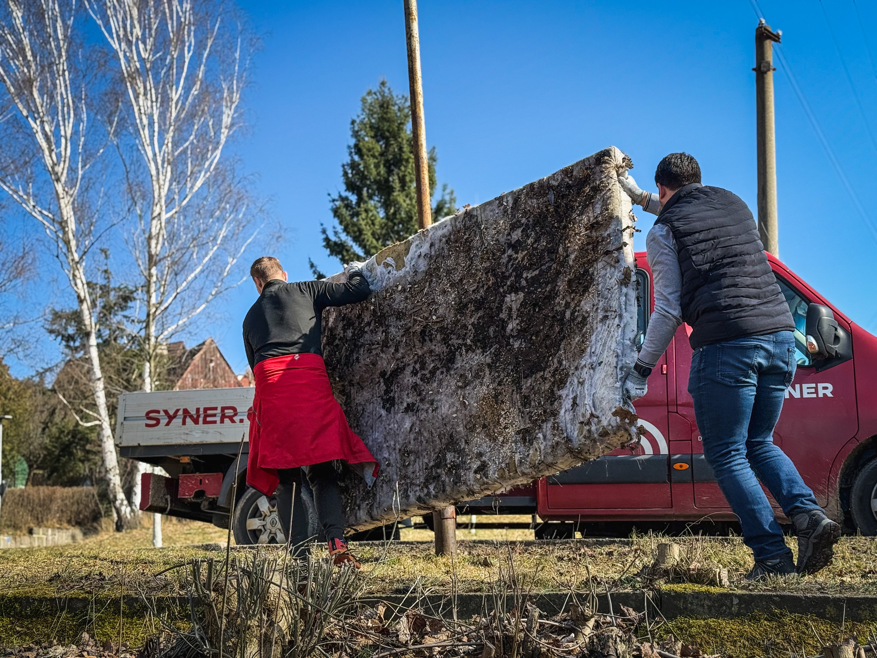 Dobrovolníci ze SYNER se opět zapojili do projektu Ukliďme Česko. Před víkendem uklízeli čtvrť, ve které sídlí liberecká pobočka