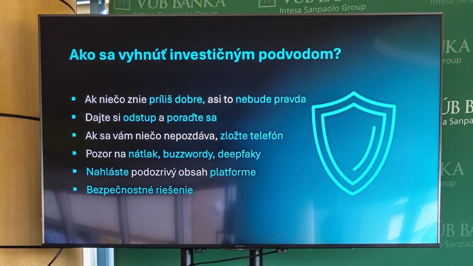 AI podvody sú presvedčivé: Stačí jeden klik a podvodník získa tisíce eur. Ako znížiť riziko?