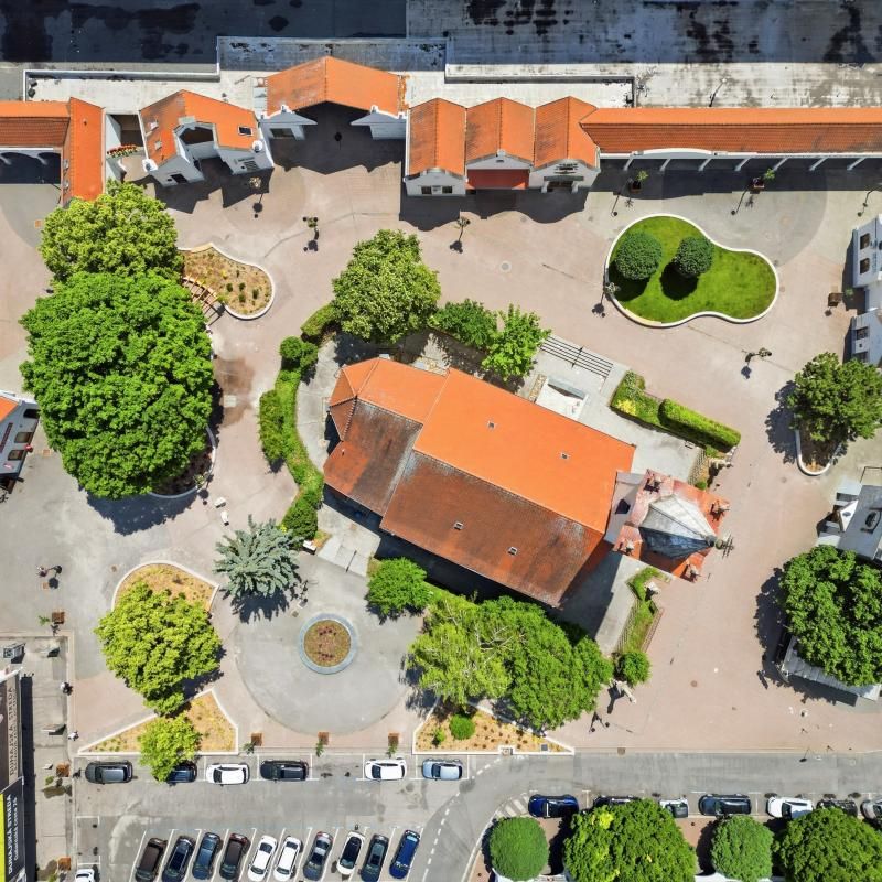 Megújult a Vámbéry tér