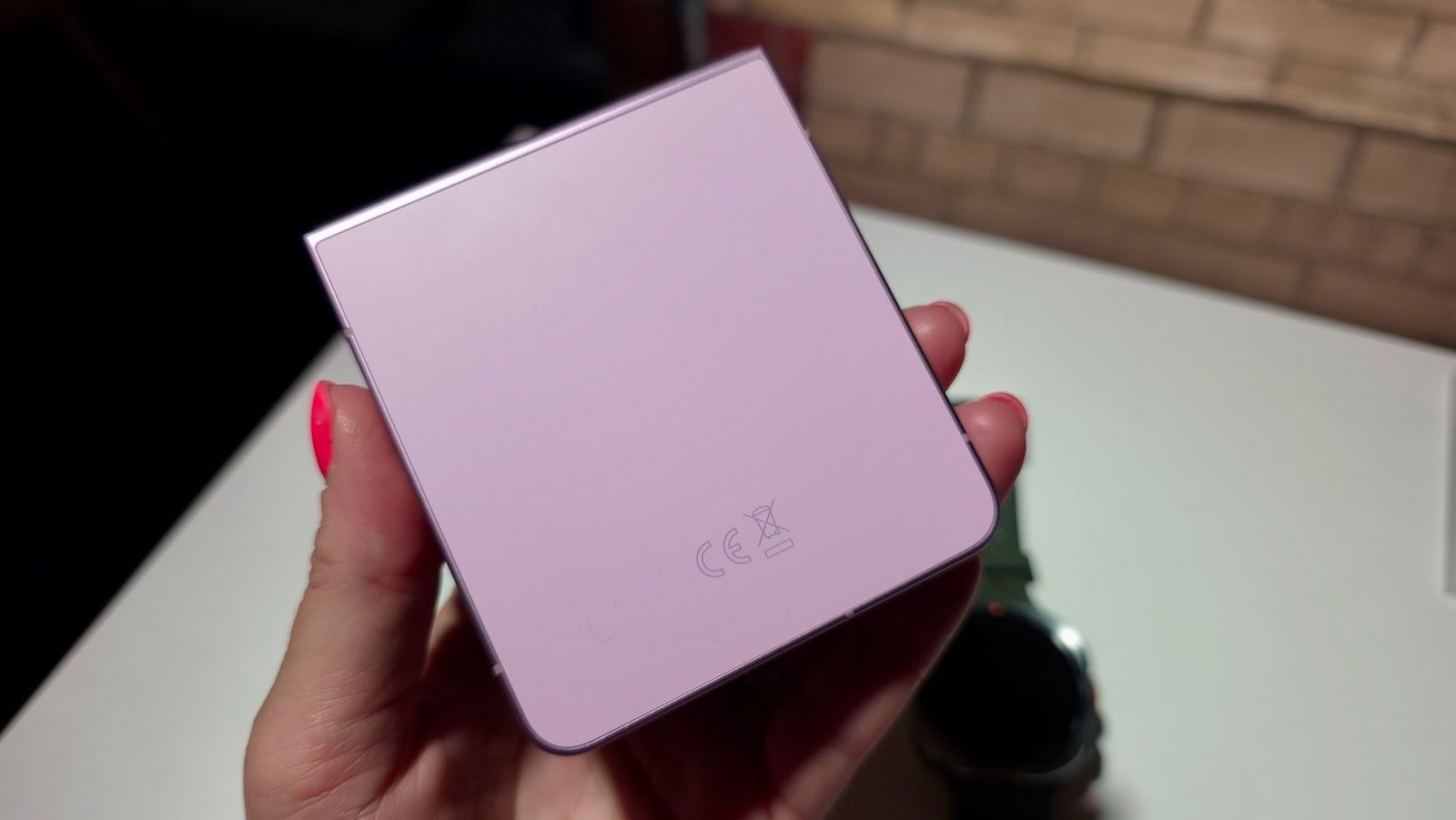 Samsung Galaxy Z Flip8 oficiálne: Tenšie telo, 50 MP fotoaparát a vylepšený displej