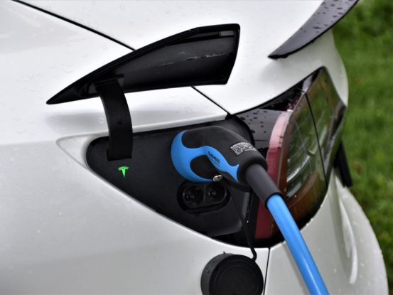 Nabíjanie elektromobilu v zahraničí: roaming, aplikácie, plánovanie cesty