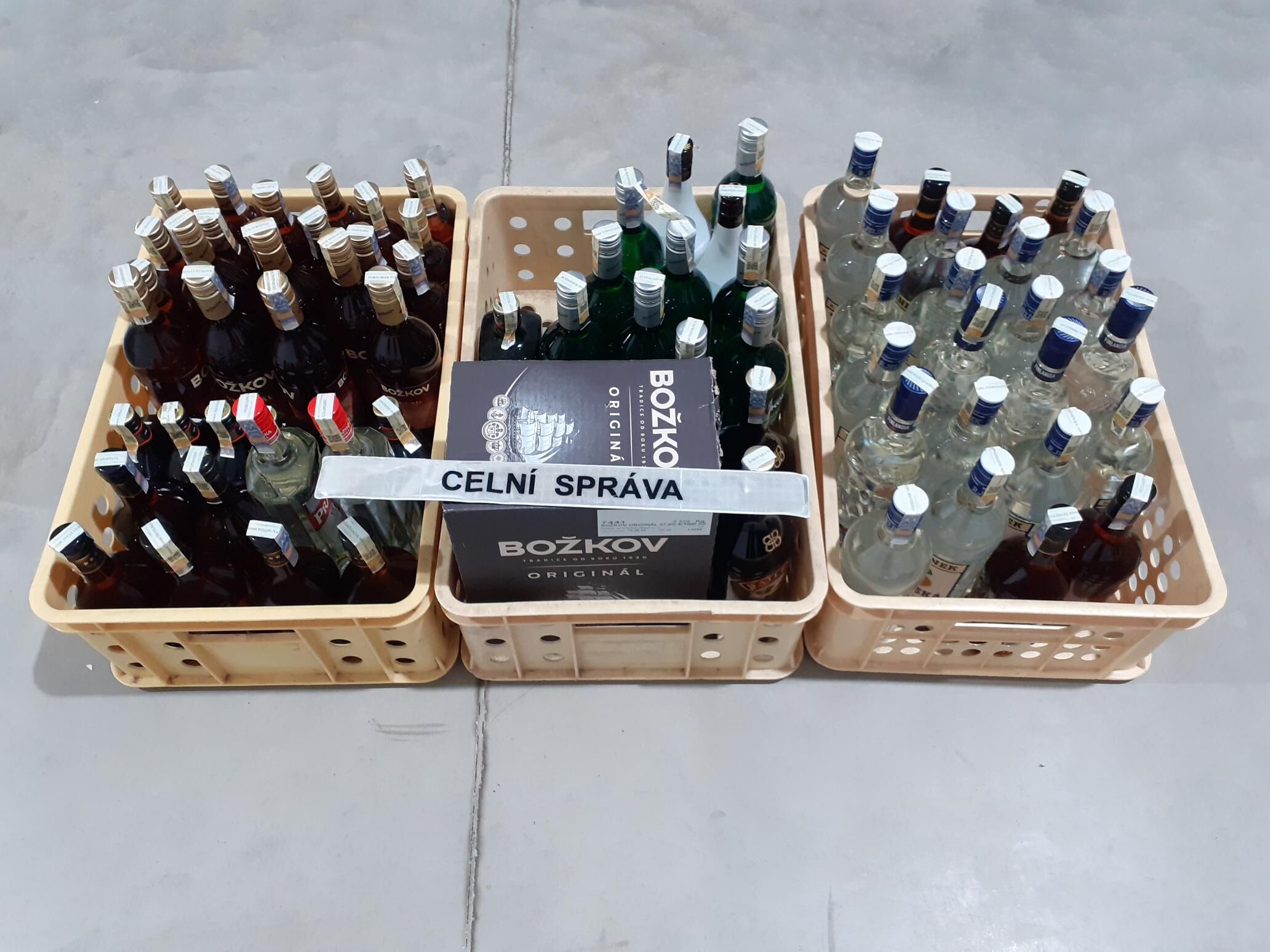 Další záchyty neznačených cigaret a nezdaněného alkoholu