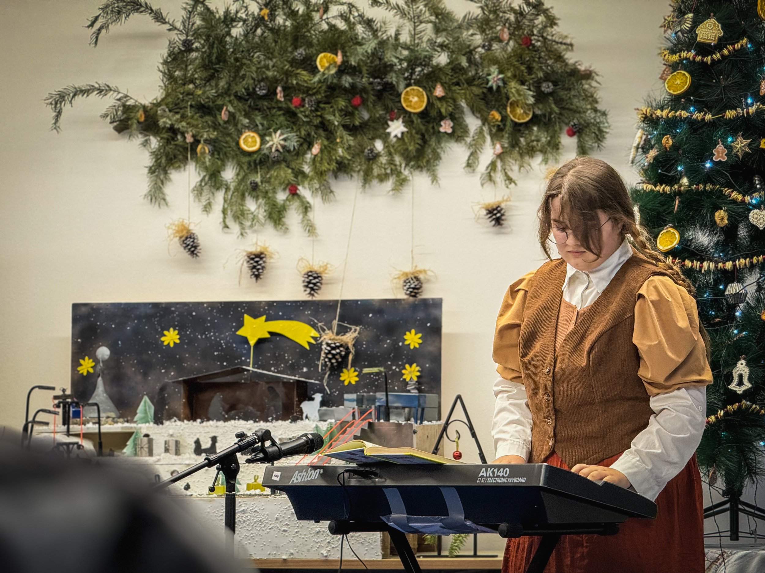 Předvánoční besídka na SOŠ Jablonecká ukázala talent, nápaditost a obrovskou energii studentů. Nadace SYNER je dlouholetým partnerem