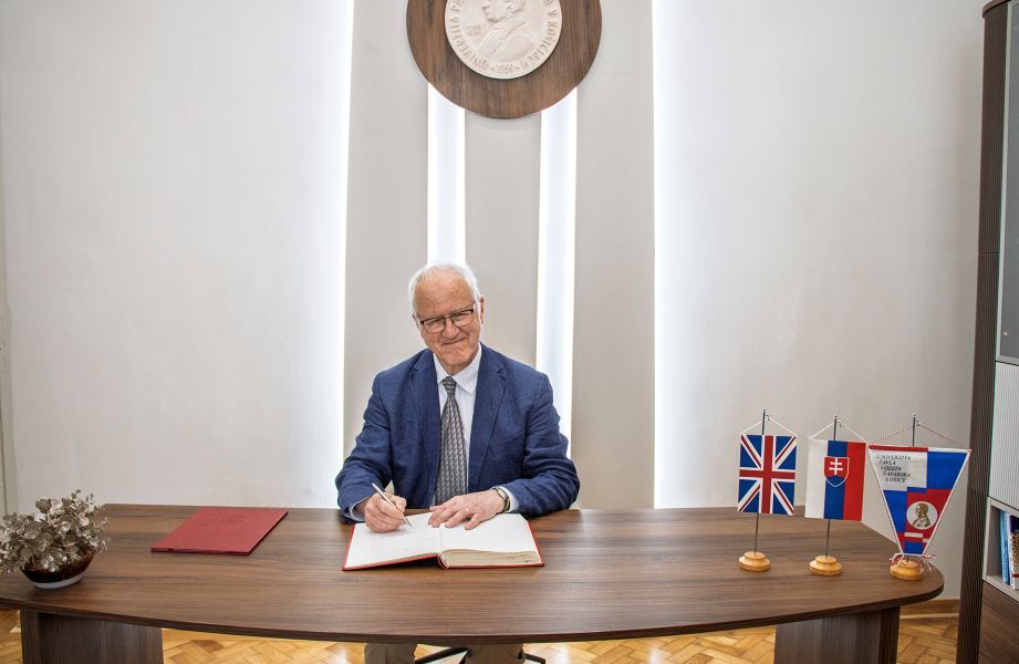 Našu univerzitu navštívil uznávaný svetový paleontológ Michael J. Benton