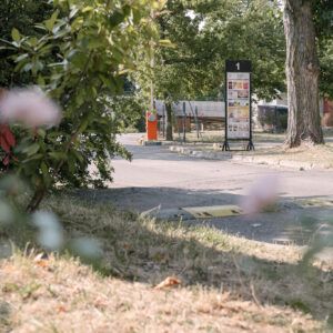 K plotu okolo bungalovov na Slnečných jazerách