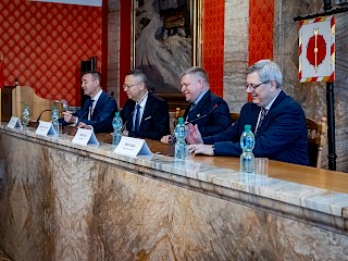 Predseda vlády SR Robert Fico diskutoval so študentmi v Ružomberku