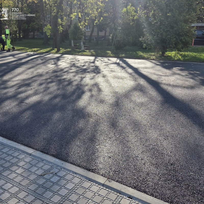 Elkészültek és már használatban az új parkolóhelyek a Rózsa ligetben