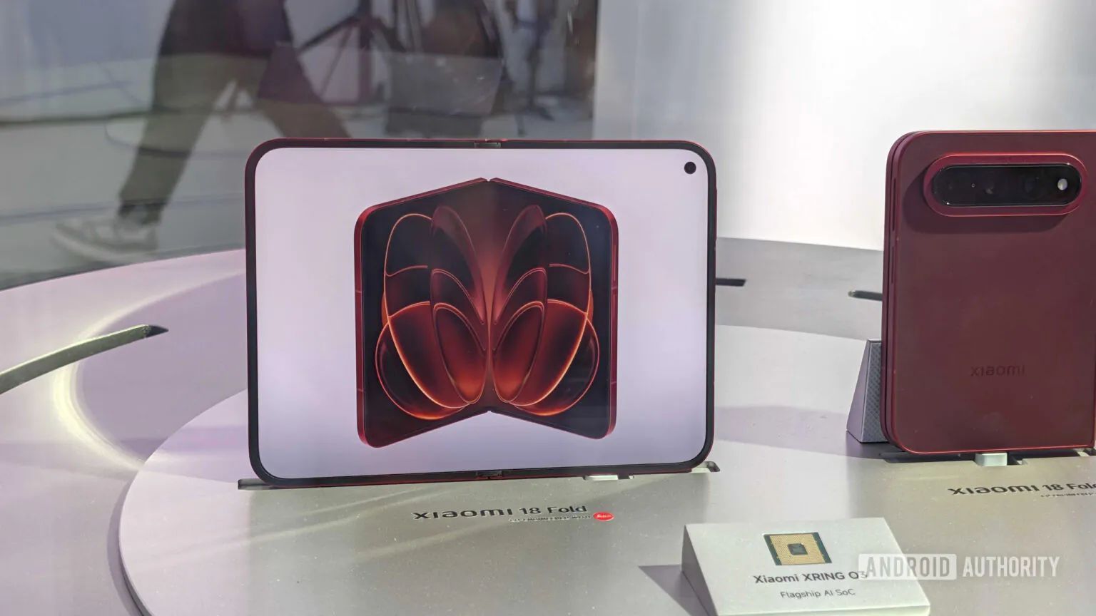 Xiaomi 18 Fold sa prvýkrát ukázal naživo. Poháňa ho vlastný čip XRing O3