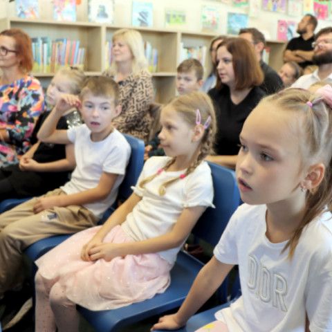 Dobšinského rozprávka Myšacia bundička ožila v 152 detských obrázkoch