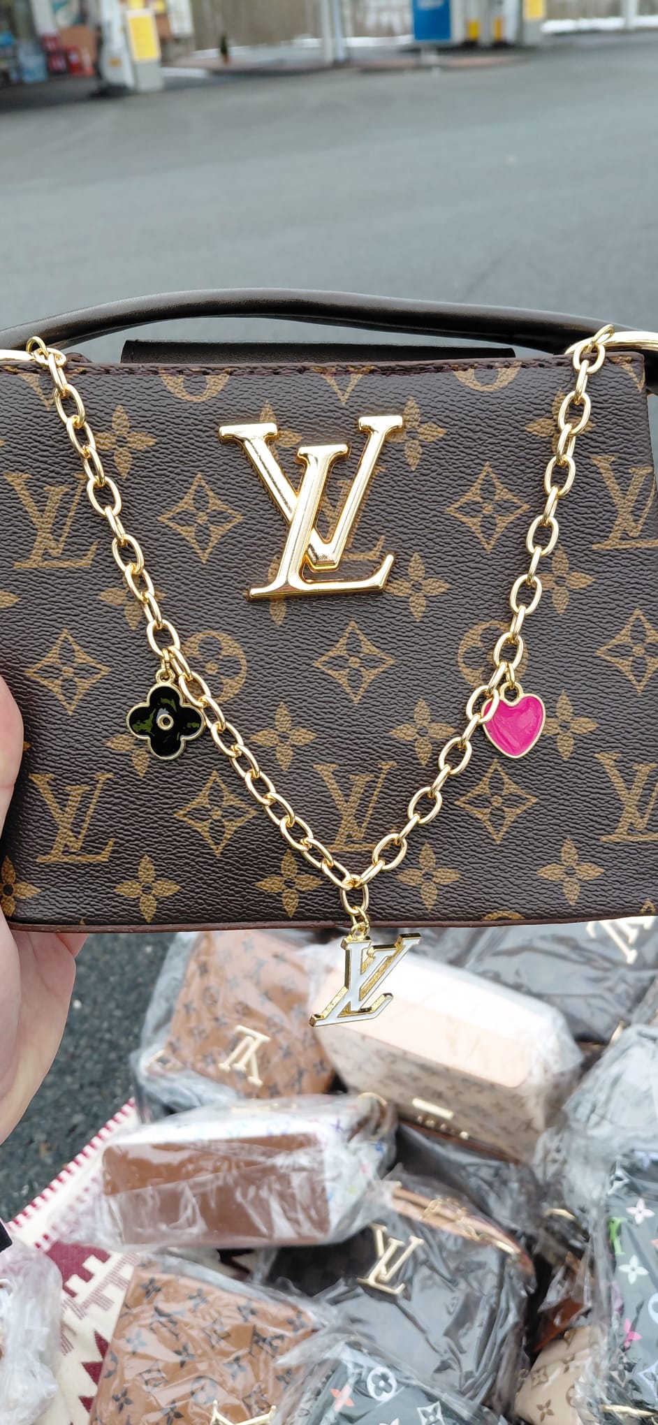 Hlídka středočeských celníků zadržela zboží porušující práva duševního vlastnictví v hodnotě originálů za 11 milionů korun