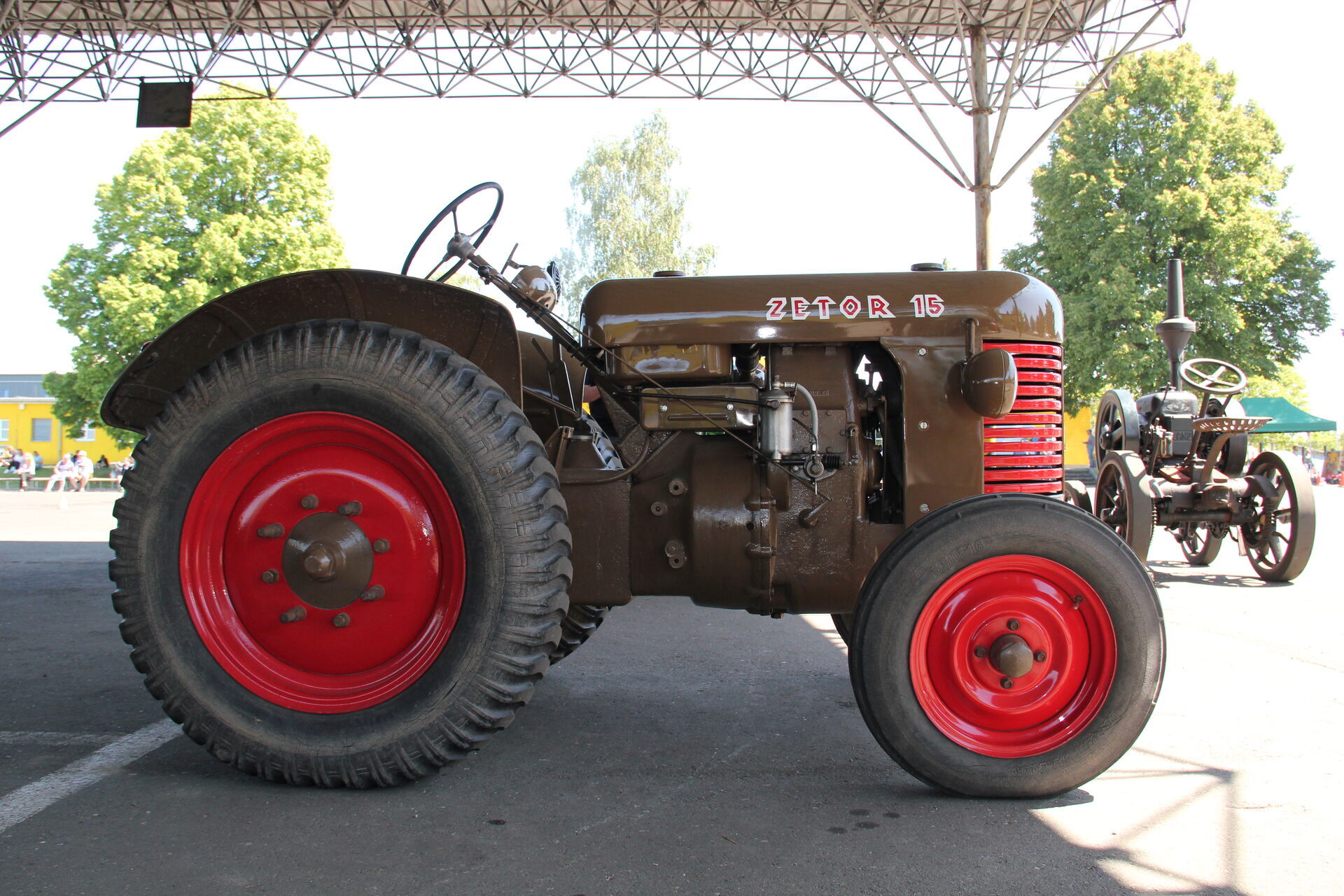 V Čáslavi se rozjede stoletý stařík! Tradiční Pradědečkův traktor v NZM Čáslav již podevatenácté
