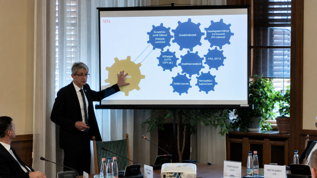 Pósfai Mihály az Országgyűlés Oktatási Bizottságának ülésén