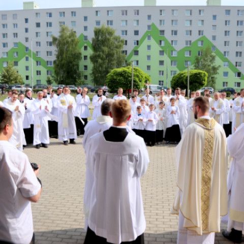 Novokňaz Jakub Jurkovič slávil v Senici primičnú svätú omšu