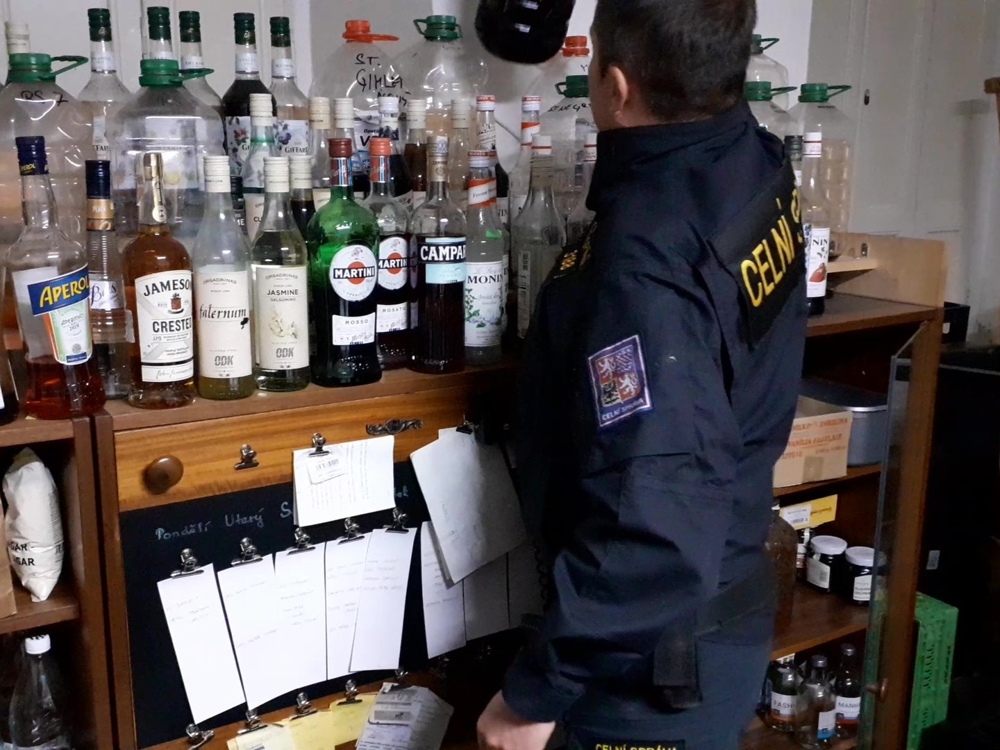 Celníci odhalili nelegální výrobu alkoholu v barech